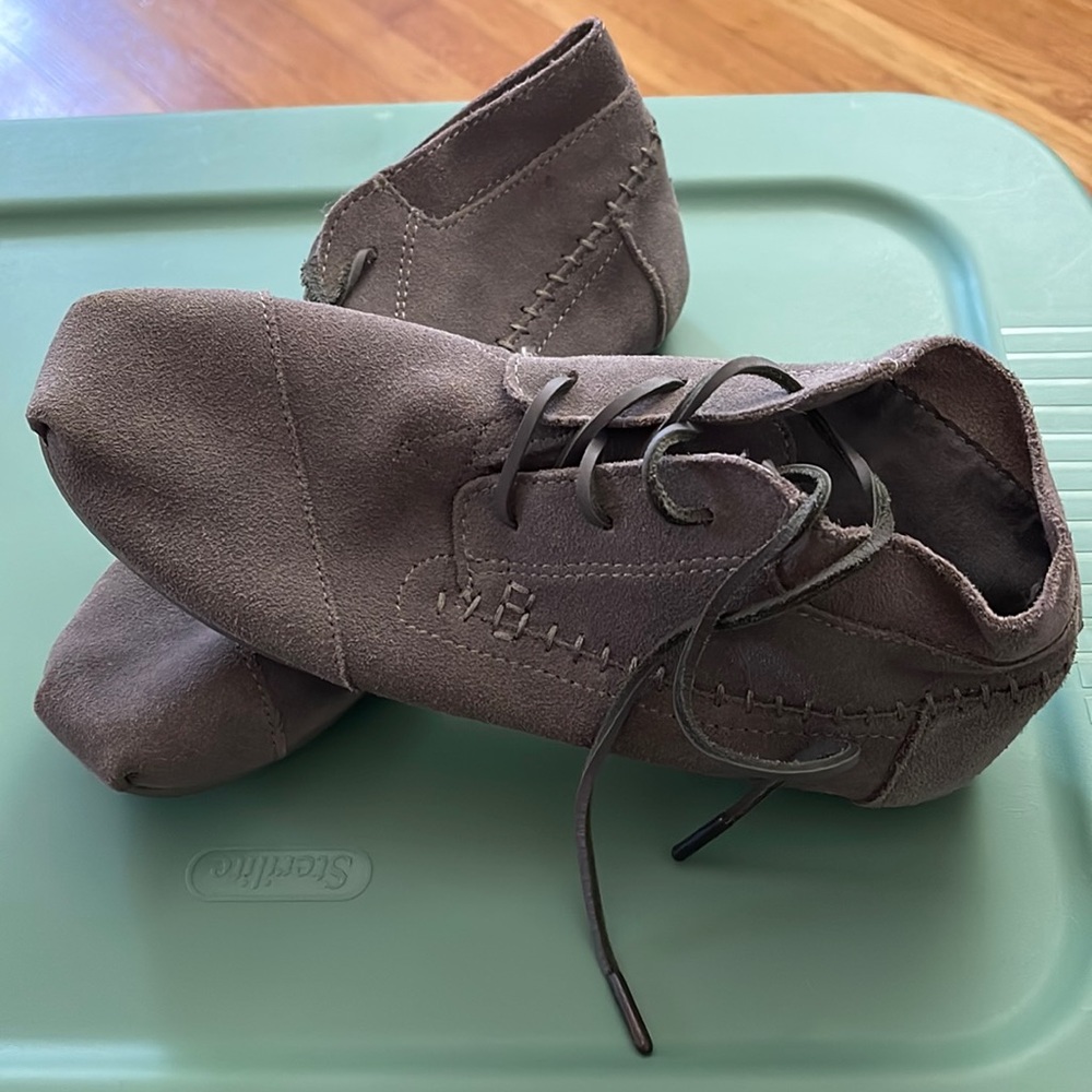 Ladies TOMS. Size W9.